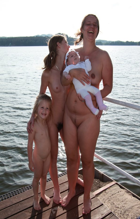 Mother and daughters nudists of a photo on the lake [WorldNudism]