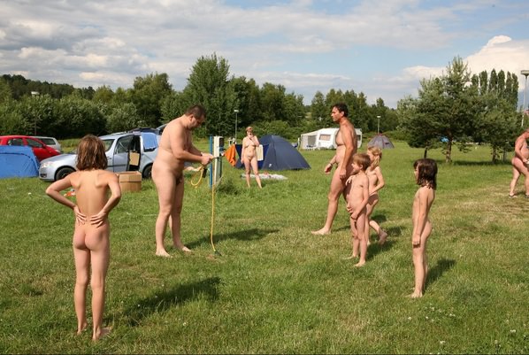 Naturista outdoors have a rest in the tent city [WorldNudism]