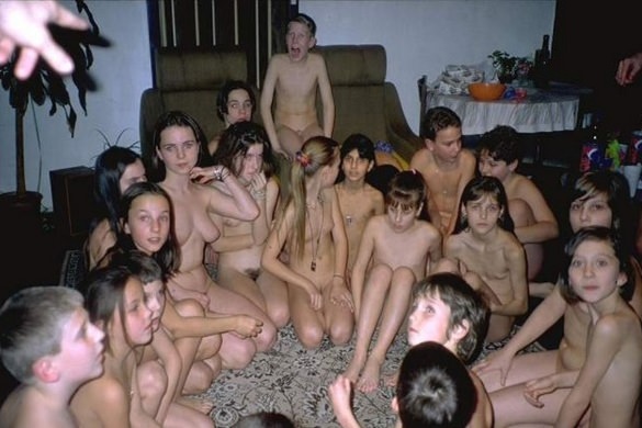 Meeting of nudists takes place houses [WorldNudism]