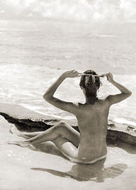 Retro a nudism - a retro of a photo of girls and guys of nudists [WorldNudism]