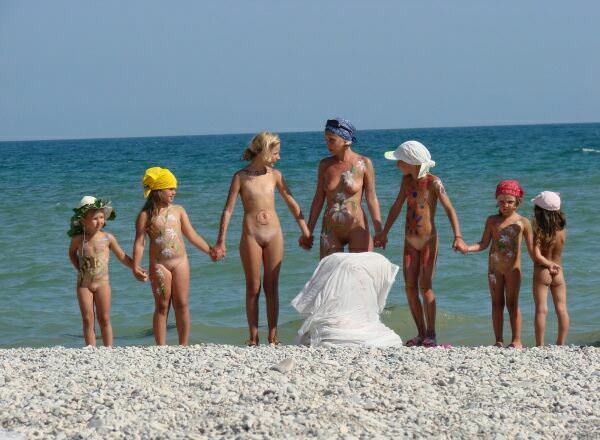 PureNudism - bare families of nudists on a beach [WorldNudism]