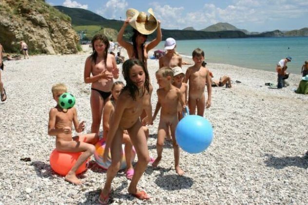 European family nudism of a photo [WorldNudism]