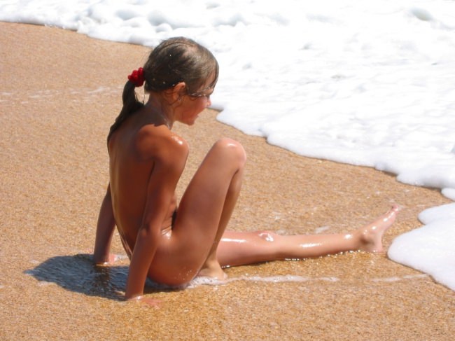 Purenudism photo of nudists on a beach [WorldNudism]