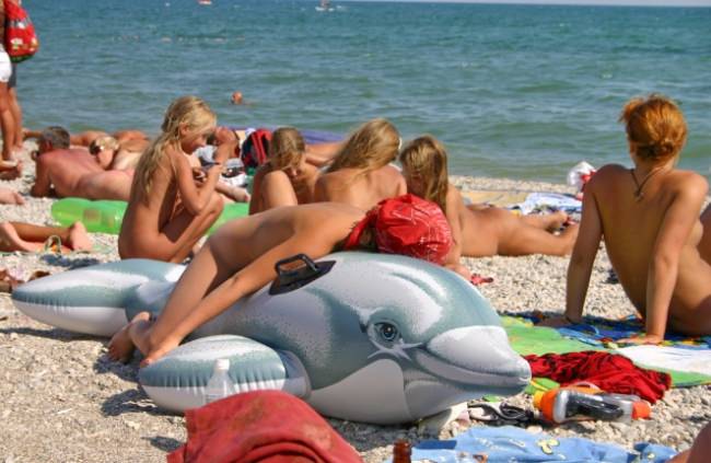 On a nudist beach bare families [WorldNudism]