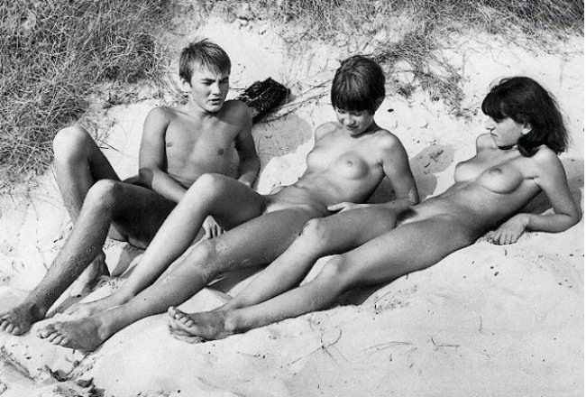 Nudism of the 20th eyelid - a retro of a photo of families of nudists [WorldNudism]