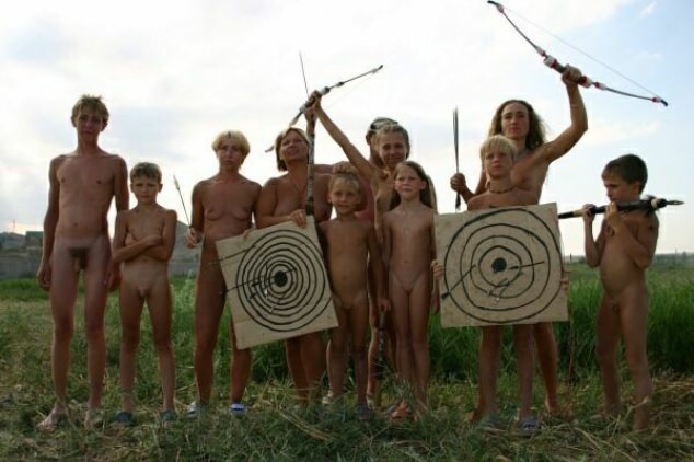 Family naturism - sporting competitions of teenagers and parents of naturist [WorldNudism]