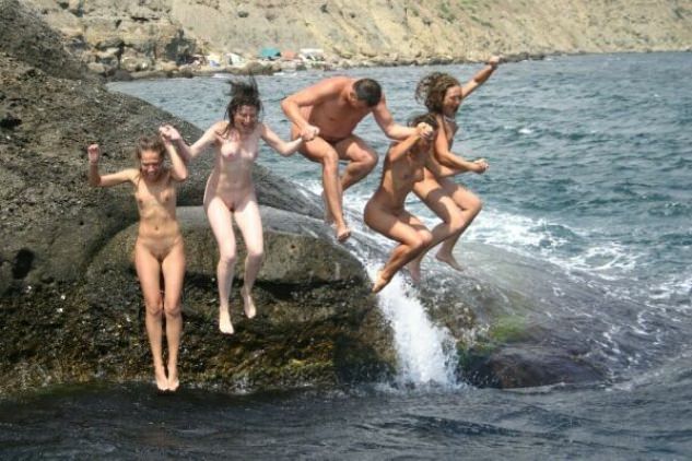 Photo boys and girls nudists on a beach [WorldNudism]