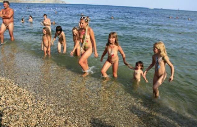 Photo of nudists on the Black Sea [WorldNudism]