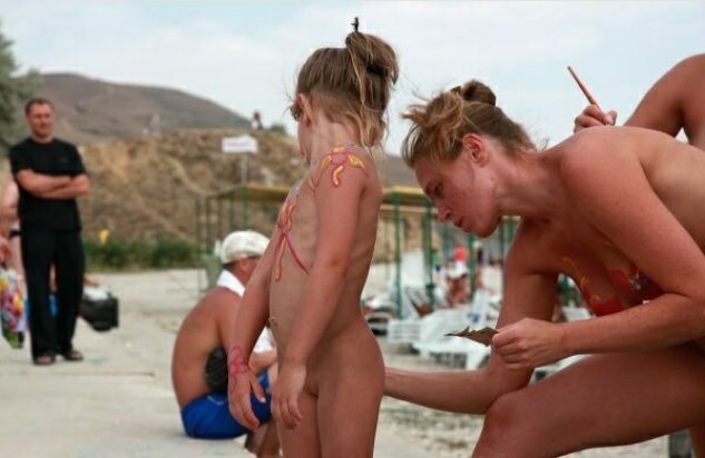 Gallery of a photo of mothers and daughters of nudists [WorldNudism]