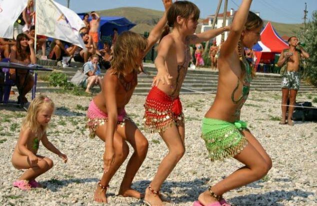 Family nudism of a photo - competition of dances of young nudists [WorldNudism]