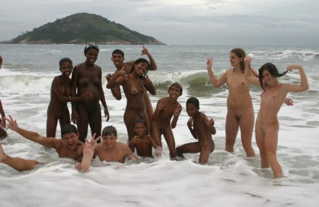 Photo a family nudism in Brazil [WorldNudism]