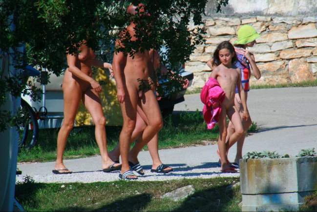 City nudist photo [WorldNudism]